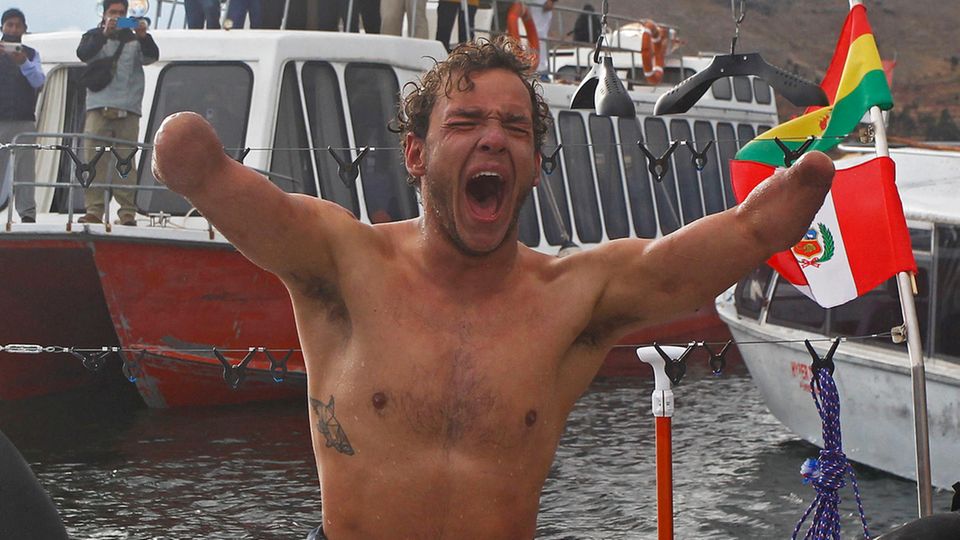 Der Schwimmer Théo Curin bei seiner Ankunft am anderen Ufer des Titicacasees