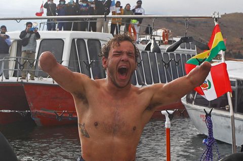 Der Schwimmer Théo Curin bei seiner Ankunft am anderen Ufer des Titicacasees