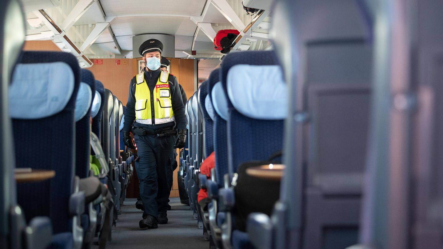 Ein Mitarbeiter der DB-Sicherheit kontrolliert im Zug die Maskenpflicht 