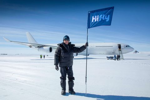 Wie einst ein Polarforscher am Südpol: Flugkapitän Carlos Mirpuri mit einem Wimpel der Charterfluggesellschaft am Ziel im Queen Maud Land.