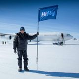 Wie einst ein Polarforscher am Südpol: Flugkapitän Carlos Mirpuri mit einem Wimpel der Charterfluggesellschaft am Ziel im Queen Maud Land.