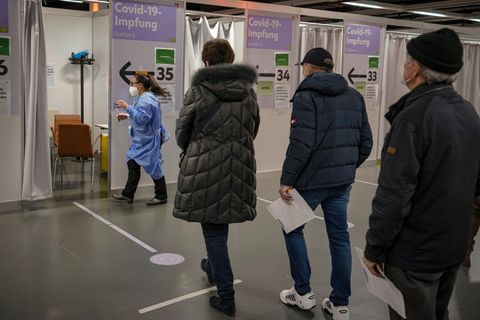 Menschen warten in Wien auf ihre Corona-Impfung