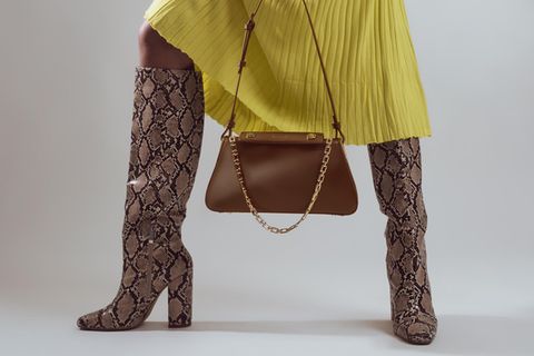Frau trägt eine braune Baguette Bag