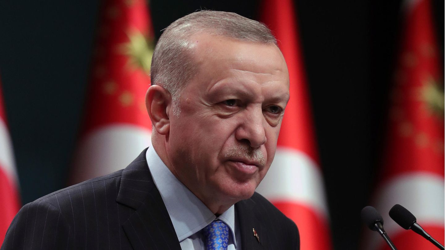 Caught in the “death spiral” – how Erdogan destroys the Turkish lira