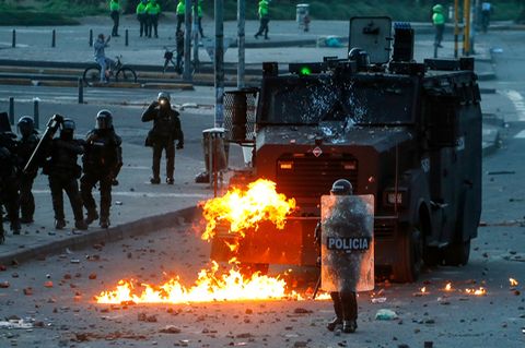 Polizeifahrzeug in Flammen