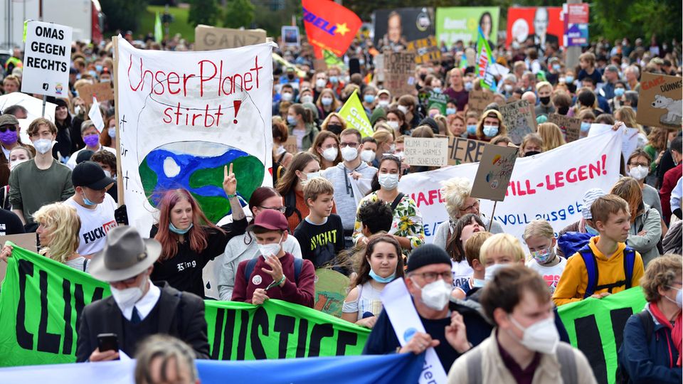 "Der Planet stirbt" steht auf einem Transparent bei einer Demonstration von "Fridays for Future" zum Klimastreik