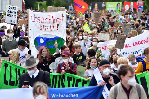 "Der Planet stirbt" steht auf einem Transparent bei einer Demonstration von "Fridays for Future" zum Klimastreik