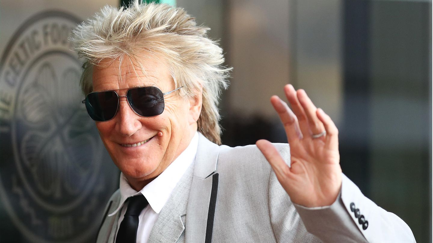 Rock star Rod Stewart delights with a funny family video