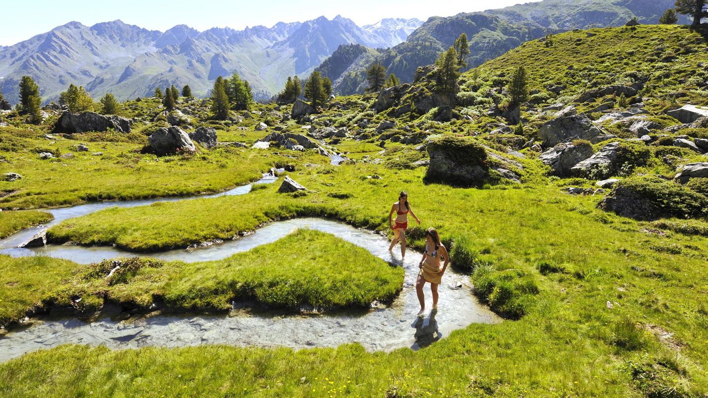 Zwei Frauen kneipen in einem kleinen Fluss