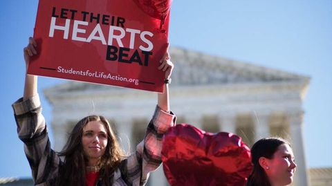 Eine Anti-Abtreibungsaktivistin protestiert für das umstrittene "Herzschlag"-Gesetz