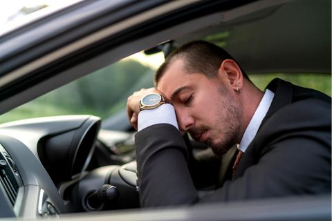 Bergheim: Ein Mann sitzt mit geschlossenen Augen am Steuer eines Autos