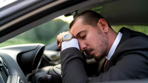 Bergheim: Ein Mann sitzt mit geschlossenen Augen am Steuer eines Autos