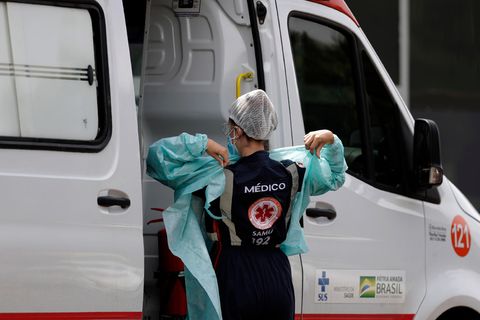 Eine Sanitäterin in Brasilien