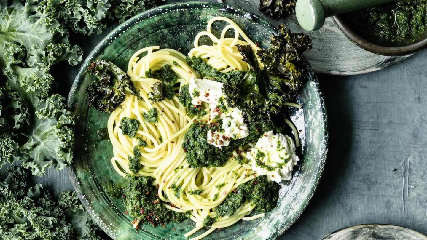 Grünkohlpasta und Grünkohlchips 48/21Kolumne Denise kocht Foto der Grünkohl-Pasta