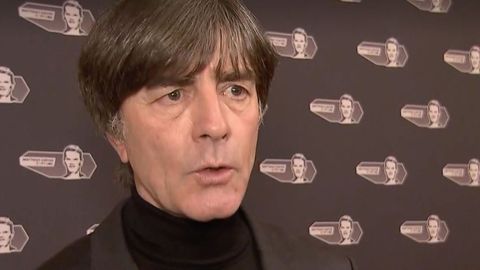 Jogi Löw spricht auf einer Benefizgala in ein Mikrofon.
