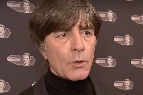 Jogi Löw spricht auf einer Benefizgala in ein Mikrofon.
