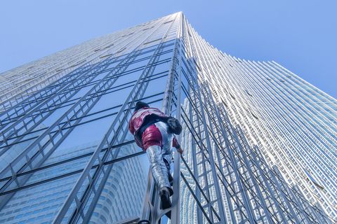 Alain Robert: Französischer Spiderman erobert Frankfurter Wolkenkratzer