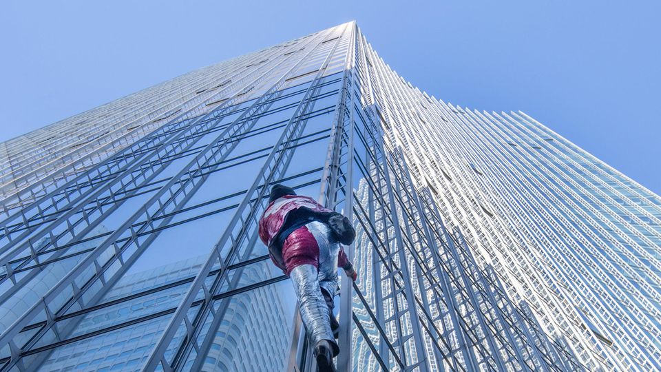 Alain Robert: Französischer Spiderman erobert Frankfurter Wolkenkratzer Alain Robert: Französischer Spiderman erobert Frankfurter Wolkenkratzer