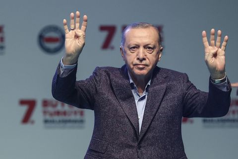 Präsident Recep Tayyip Erdogan spricht an einem Rednerpult