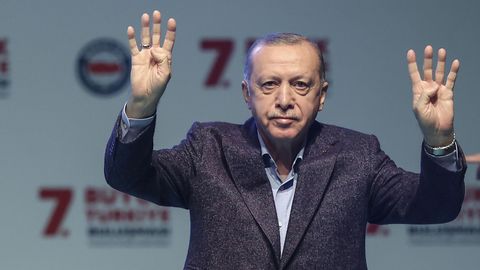Präsident Recep Tayyip Erdogan spricht an einem Rednerpult