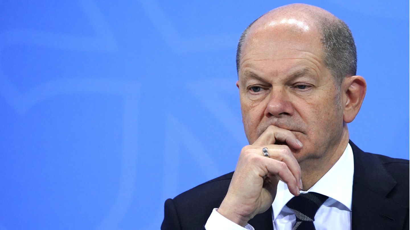 Olaf Scholz stützt mit nachdenklichem Gesichtsausdruck seinen Kopf auf eine Hand