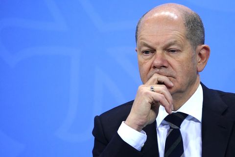 Olaf Scholz stützt mit nachdenklichem Gesichtsausdruck seinen Kopf auf eine Hand