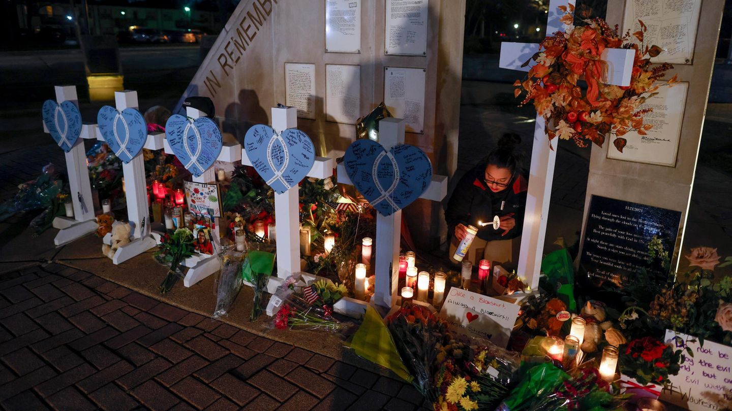 Amy Mack zündet Kerzen an einer Gedenkstätte im Veteran's Park für die Opfer an