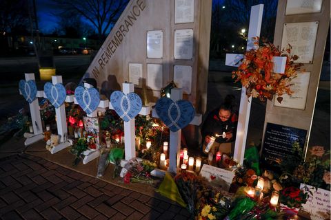 Amy Mack zündet Kerzen an einer Gedenkstätte im Veteran's Park für die Opfer an