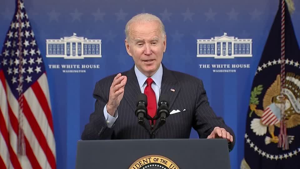 Video: Biden macht Energiekonzerne mitverantwortlich für hohe Benzinpreise Video: Biden macht Energiekonzerne mitverantwortlich für hohe Benzinpreise
