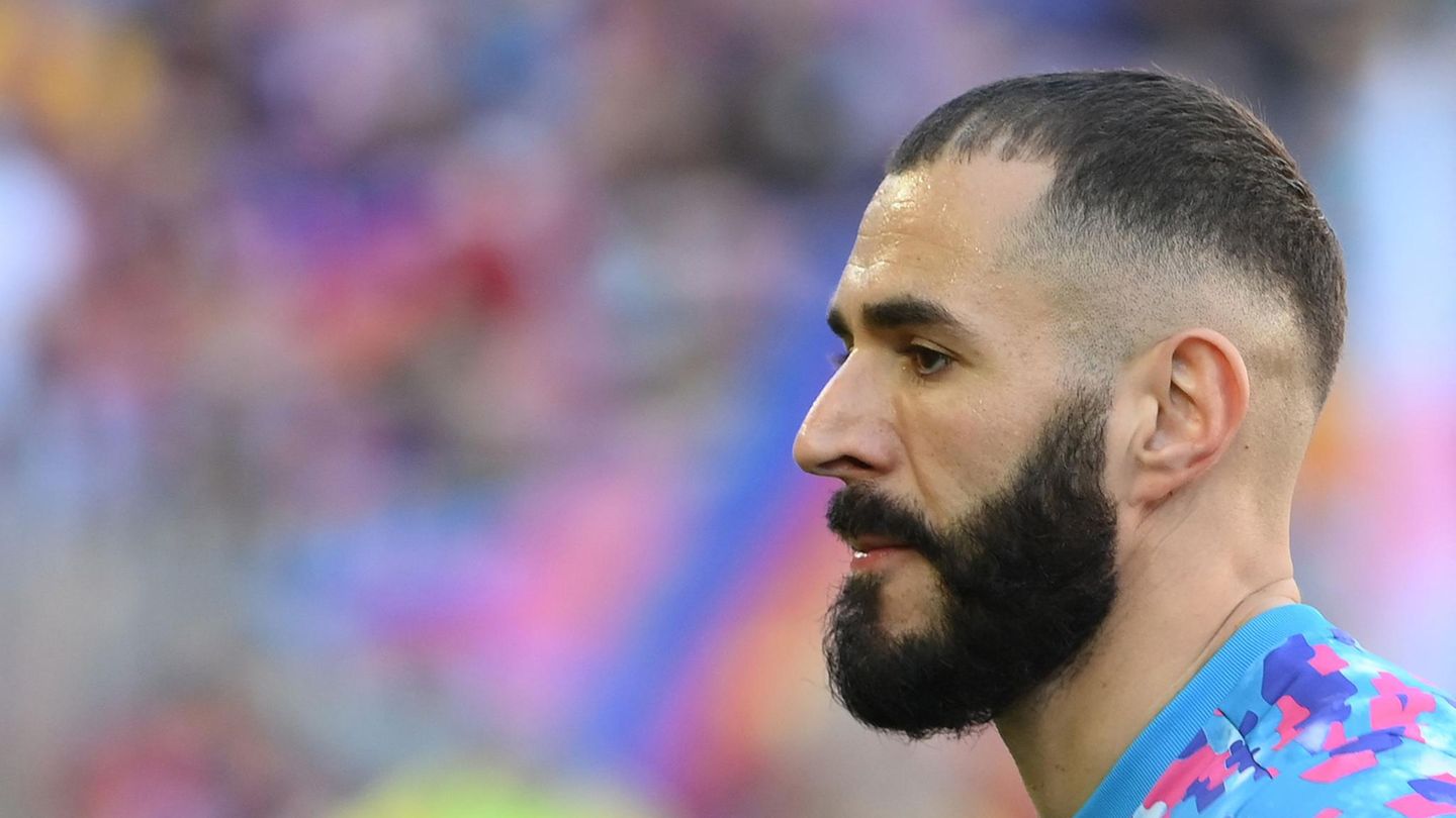 Im Profil ist eine weißer Mann mit dunklem Vollbart in einem Fußballstadion