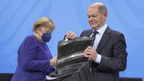 Die geschäftsführende Bundeskanzlerin Angela Merkel (l., CDU) und ihr mutmaßlicher Amtsnachfolger Olaf Scholz (SPD)