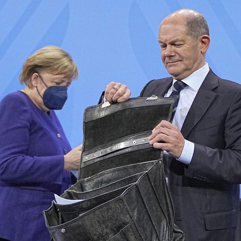Die geschäftsführende Bundeskanzlerin Angela Merkel (l., CDU) und ihr mutmaßlicher Amtsnachfolger Olaf Scholz (SPD)