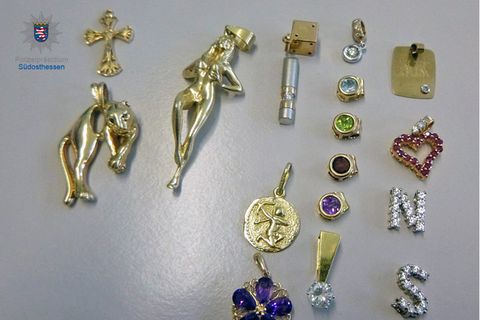 Goldene Anhänger und Ohrringe