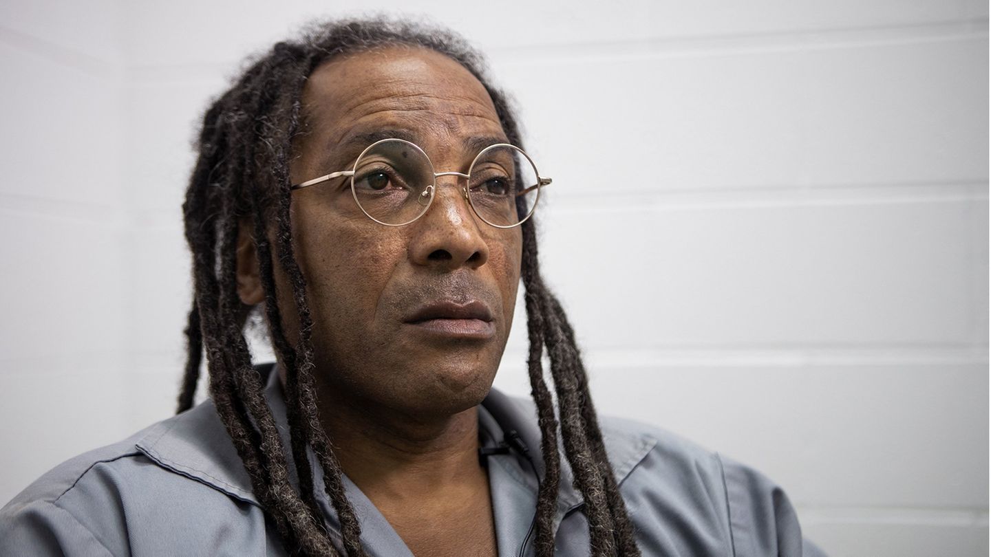 Kevin Stickland trägt eine Brille und Dread Locks