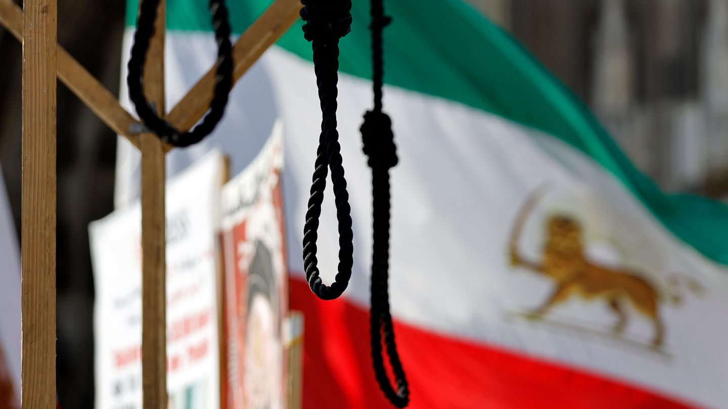Eine Demonstration von Gegnern des Mullah-Regimes in Teheran fordert die Abschaffung der Todesstrafe.