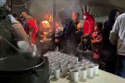 Video: Belarus: Migranten an der Grenze erhalten Notversorgung