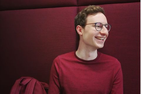 Michael Ott ist enttäuscht von seinem Verein: "Die Menschenrechte werden massiv missachtet in Katar – das verstößt so krass gegen Werte, für die der FC Bayern doch stehen will." Jetzt will er den FC Bayern über den Rechtsweg dazu bewegen die Partnerschaft aufzugeben
