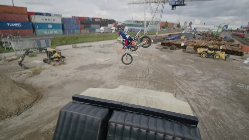Video: Mit FMX-Bike über den Rhein Video: Mit FMX-Bike über den Rhein
