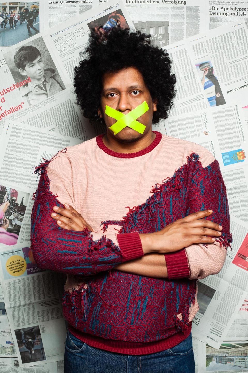 "Sometimes when you have an immigrant background, you don't know where actually do you belong,” says Javier, a Nicaraguan journalist and asylum seeker living in Germany, “Some people make you feel that you don't belong here, but you don&a... Portrait von Javier
