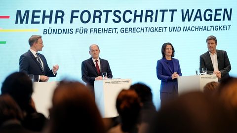 Die Ampel-Verhandler stellen auf einer Pressekonferenz in Berlin ihren Koalitionsvertrag vor