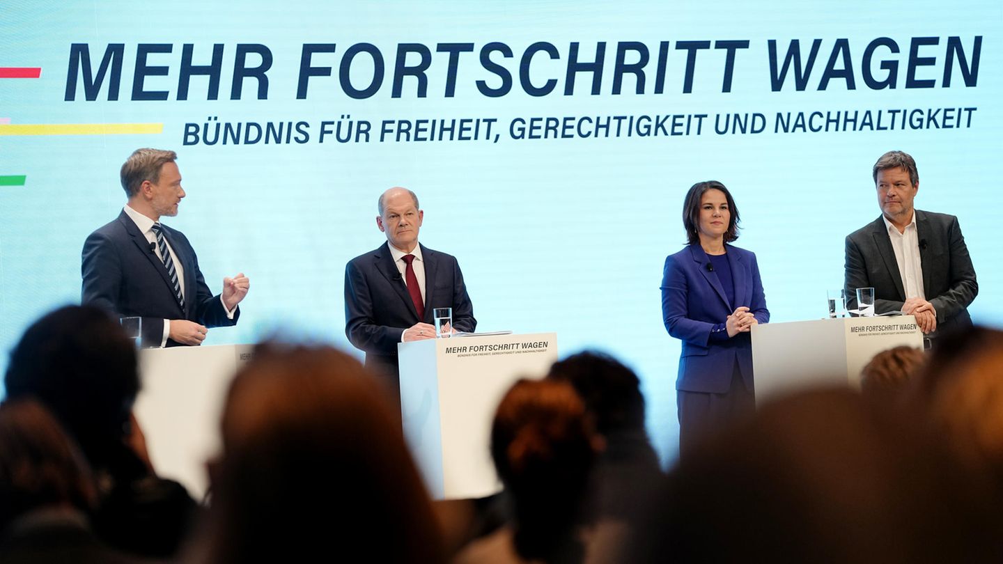 Die Ampel-Verhandler stellen auf einer Pressekonferenz in Berlin ihren Koalitionsvertrag vor