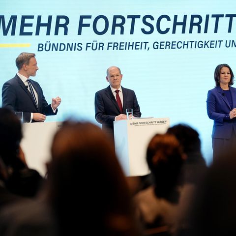 Die Ampel-Verhandler stellen auf einer Pressekonferenz in Berlin ihren Koalitionsvertrag vor