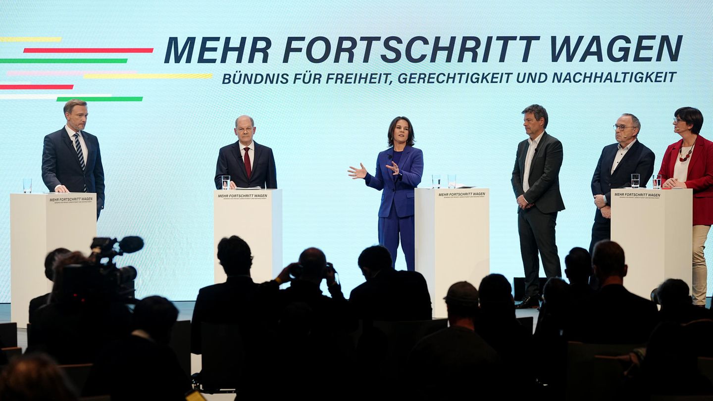 Lindner, Scholz, Baerbock und Habeck stehen auf einer Bühne. Hinter ihnen der Slogan "Mehr Fortschritt wagen"