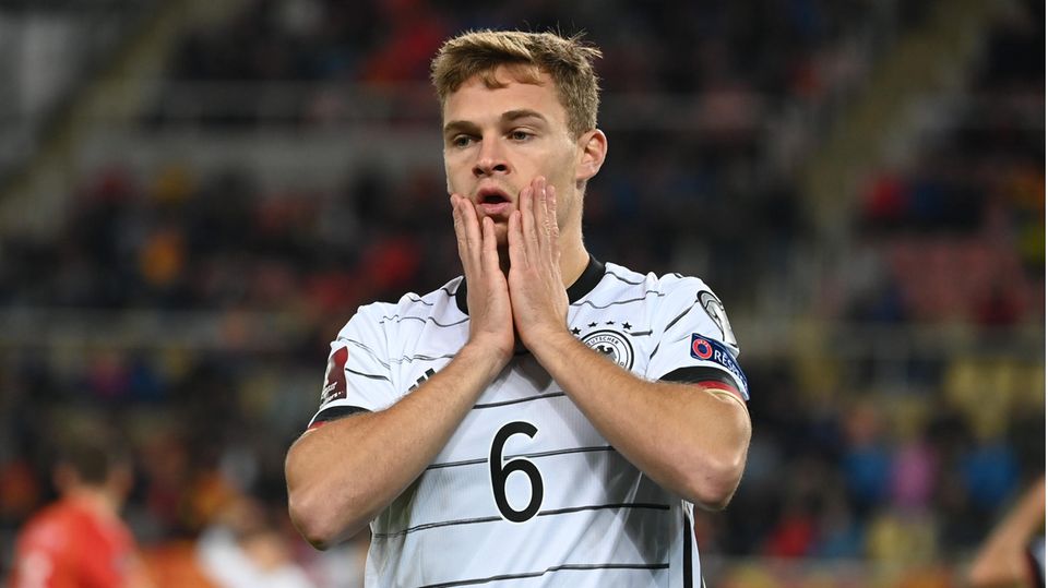 Joshua Kimmich enttäuscht mit Händen am Gesicht