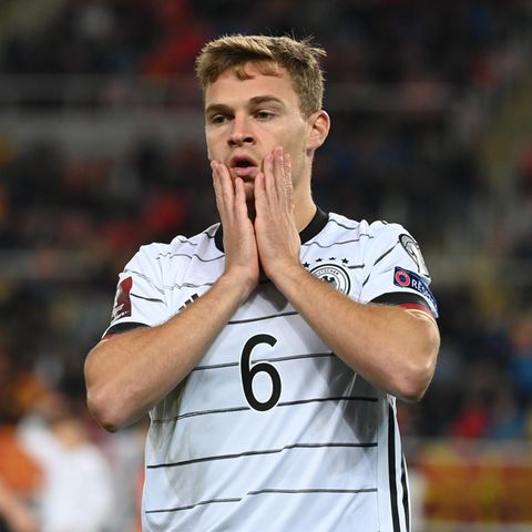 Joshua Kimmich enttäuscht mit Händen am Gesicht