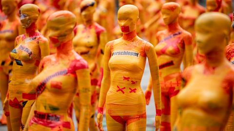 Berlin: Eine Schaufensterfigur mit einem Klebeband mit der Aufschrift "verschleppt" der Kunst-Installation "Broken" des Künstlers Dennis Josef Meseg steht zum "Internationalen Tag gegen Gewalt an Frauen" am Potsdamer Platz im vergangenen Jahr