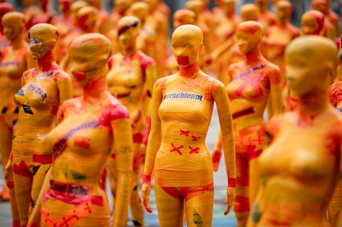 Berlin: Eine Schaufensterfigur mit einem Klebeband mit der Aufschrift "verschleppt" der Kunst-Installation "Broken" des Künstlers Dennis Josef Meseg steht zum "Internationalen Tag gegen Gewalt an Frauen" am Potsdamer Platz im vergangenen Jahr