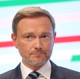 FDP-Parteichef Christian Lindner besetzt die zentrale Position im Kabinett, an der auch Grünen-Chef Robert Habeck Interesse hatte: Finanzminister. Lindner hat sich durchgesetzt. Vizekanzler wurde der 42 Jahre alte Nordrhein-Westfale aber nicht. Diesen Posten sieht das Grundgesetz nur einmal vor. Da die Grünen als zweitstärkste Koalitionskraft aus der Bundestagswahl hervorgegangen sind, haben sie ihn bekommen.