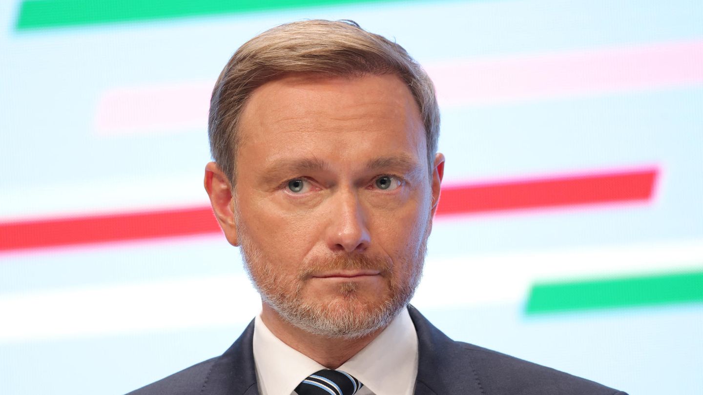 FDP-Parteichef Christian Lindner besetzt die zentrale Position im Kabinett, an der auch Grünen-Chef Robert Habeck Interesse hatte: Finanzminister. Lindner hat sich durchgesetzt. Vizekanzler wurde der 42 Jahre alte Nordrhein-Westfale aber nicht. Diesen Posten sieht das Grundgesetz nur einmal vor. Da die Grünen als zweitstärkste Koalitionskraft aus der Bundestagswahl hervorgegangen sind, haben sie ihn bekommen.