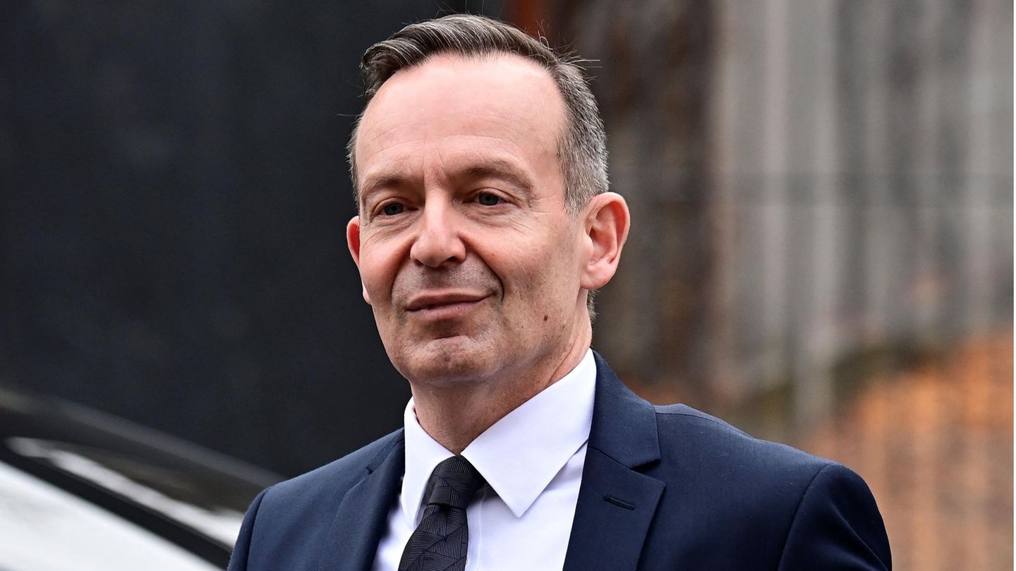 Neues Bundeskabinett: Das Verkehrsministerium hatten viele eher bei den Grünen gesehen. Nun soll FDP-Generalsekretär Volker Wissing das Ministerium für Verkehr und Digitales leiten. Für viele Grüne ist das schwer verkraftbar, nachdem schon in den Sondierungen das Tempolimit auf Autobahnen an der FDP gescheitert war. Wissing ist 51 Jahre alt und kommt aus der Pfalz. Das Verkehrsministerium hatten viele eher bei den Grünen gesehen. Nun soll FDP-Generalsekretär Volker Wissing das Ministerium für Verkehr und Digitales leiten. Für viele Grüne ist das schwer verkraftbar, nachdem schon in den Sondierungen das Tempolimit auf Autobahnen an der FDP gescheitert war. Wissing ist 51 Jahre alt und kommt aus der Pfalz.